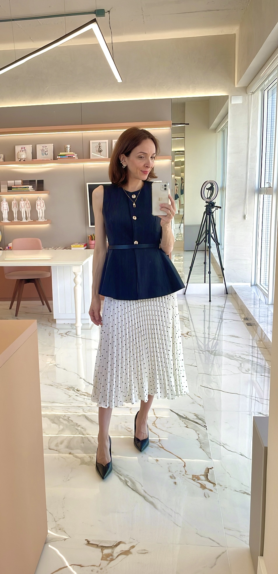 Look feminino contemporâneo com estampa clássica e alfaiataria